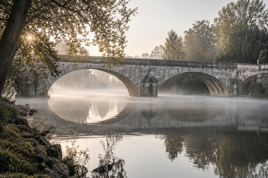 L'Indre sous un pont de pierre au matin